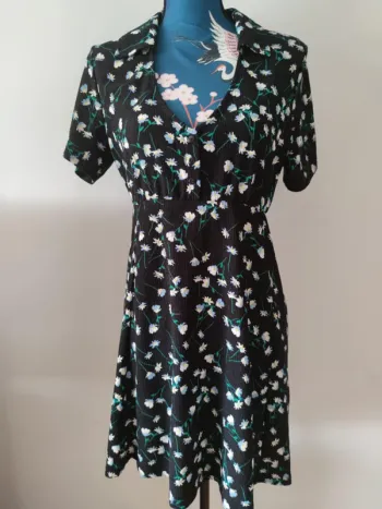 Petite robe noire fleurs bleu été