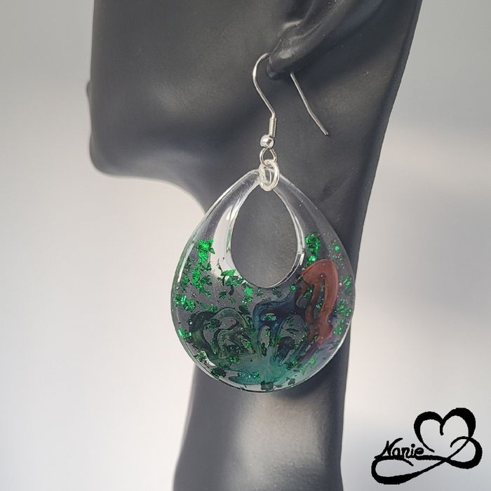 Boucles d'oreilles transparentes avec des papillons colorés et des feuilles vertes - photo numéro 2