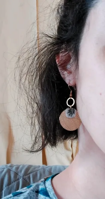 Boucles d'oreilles dorées rondes nature feuilles