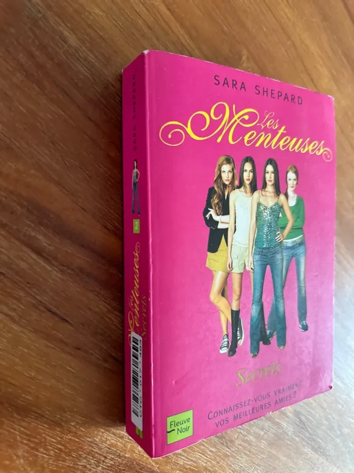 Livre les menteuses secrets - photo numéro 2