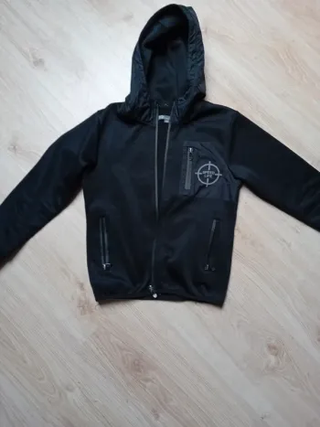 Veste noire.