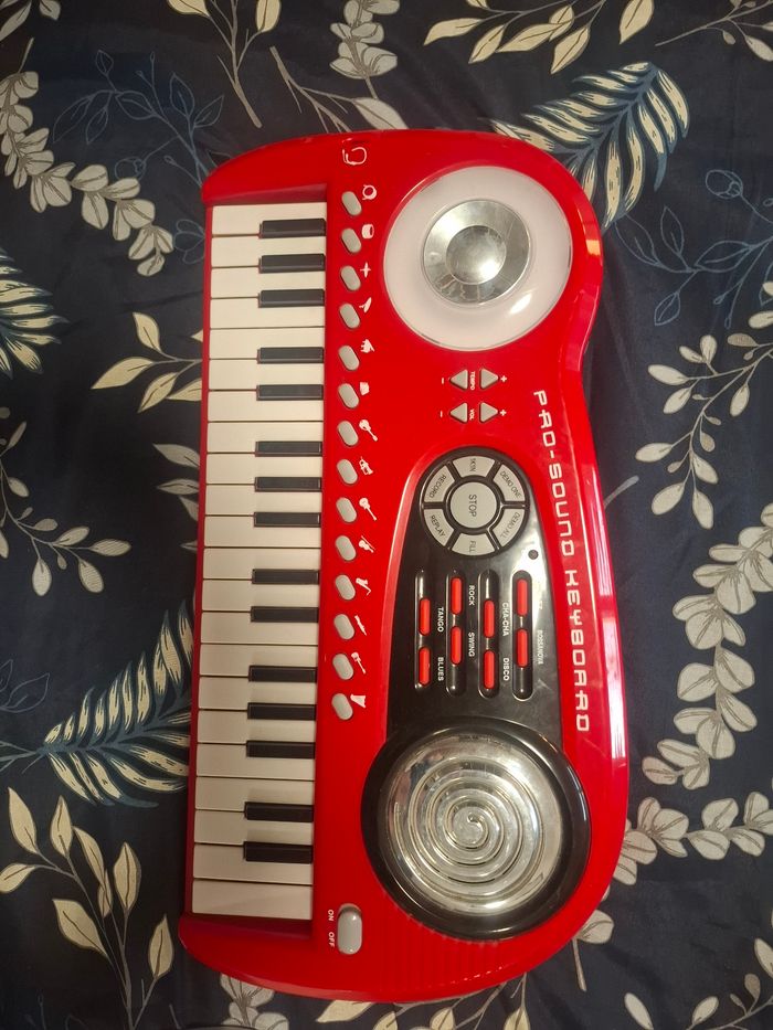 Piano rouge Pro sound Keyboard multifonction
Très bon état - photo numéro 2