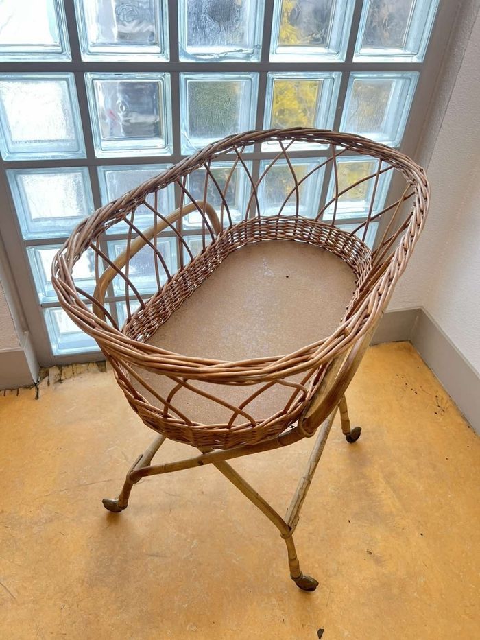 Berceau en rotin ancien