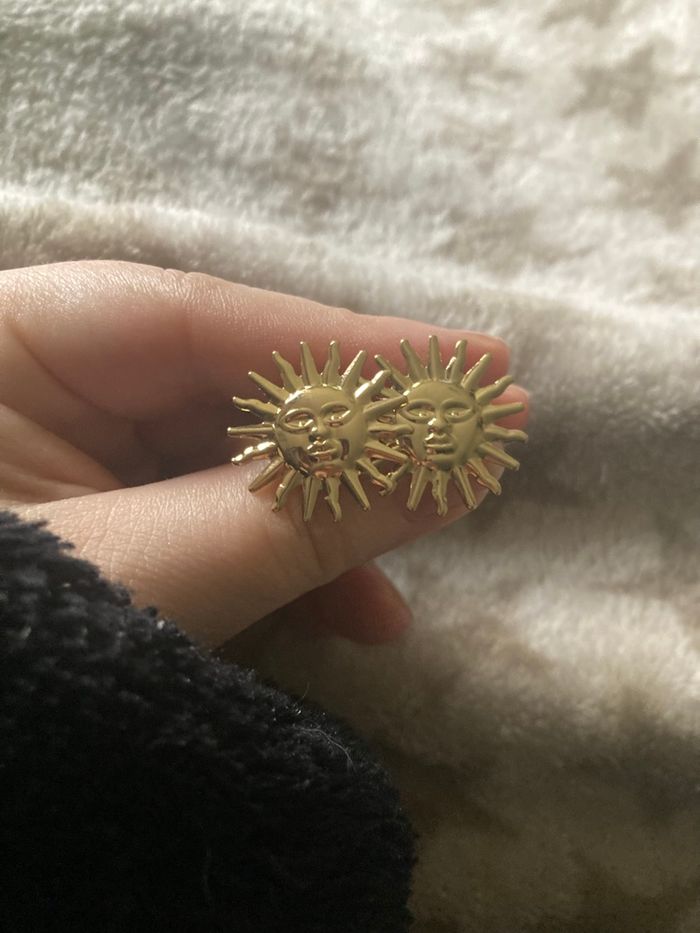 Boucles d’oreilles ☀️ NEUVES pour femme en forme soleil couleur doré - photo numéro 3