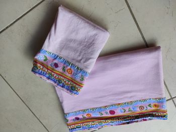 drap plat et taie d'oreiller lit barreaux couleur rose