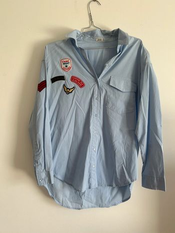 Chemise avec patch militaire