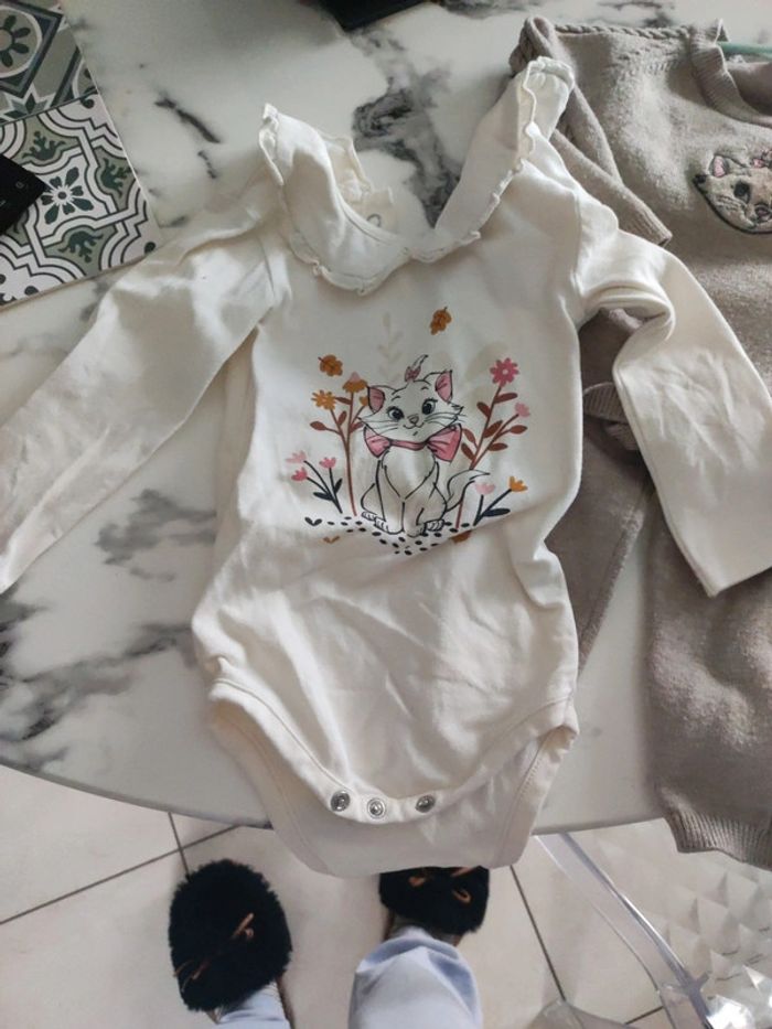 Ensemble trois pièces bodie pantalon pull Marie Disney taille 9 mois - photo numéro 2