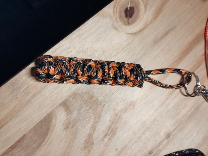 Porte clés en paracorde fait main noir et orange