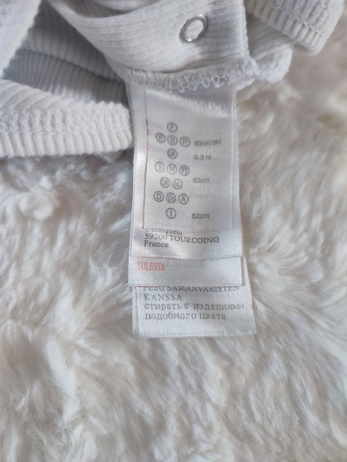 Body blanc manches longues tout petit et tout mignon taille 0-3 mois - photo numéro 2