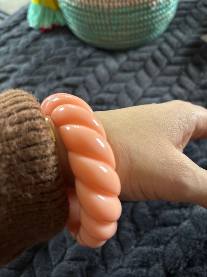 Bracelet jonc en acrylique couleur abricot 🍑 - photo numéro 2