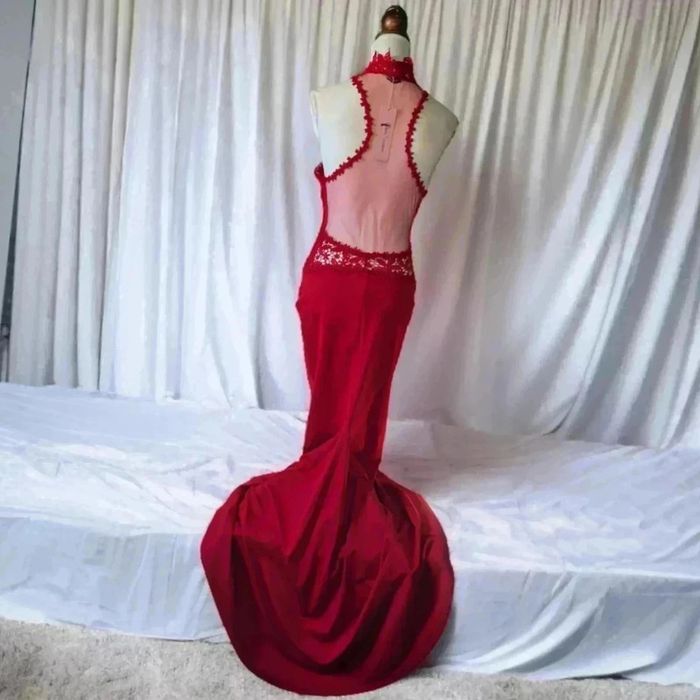 Robe de soiree avec traine rouge🌹 S🌹 - photo numéro 2