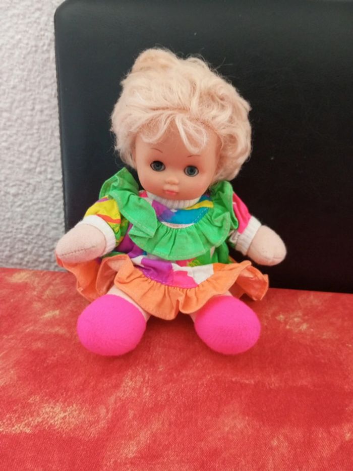 Poupée blonde vintage, yeux dormeurs avec robe