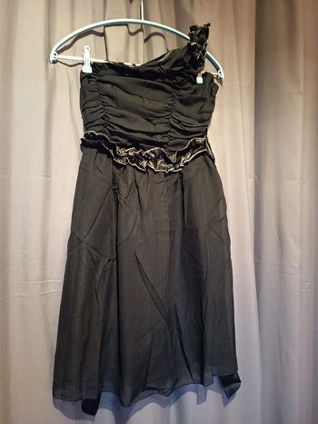 Robe de soirée noire, demi bustier une bretelle épaule gauche satin filet or. Marque U Queenie