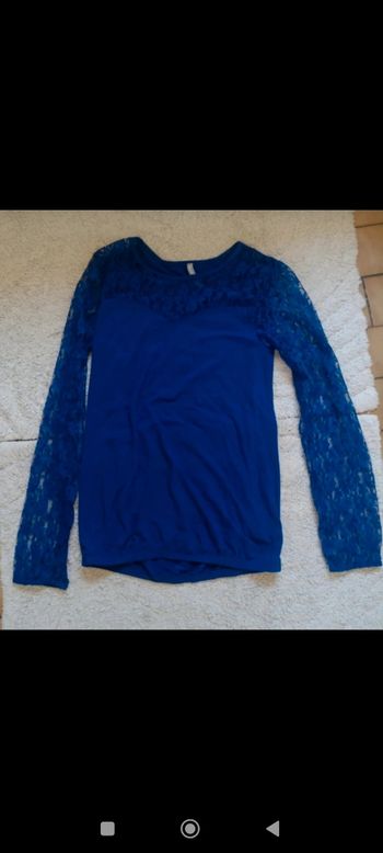 Tee shirt manches en dentelle blanche porte