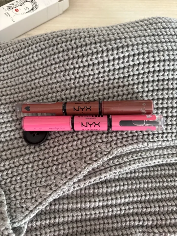 Rouge à lèvres et gloss 2 en 1 neuf