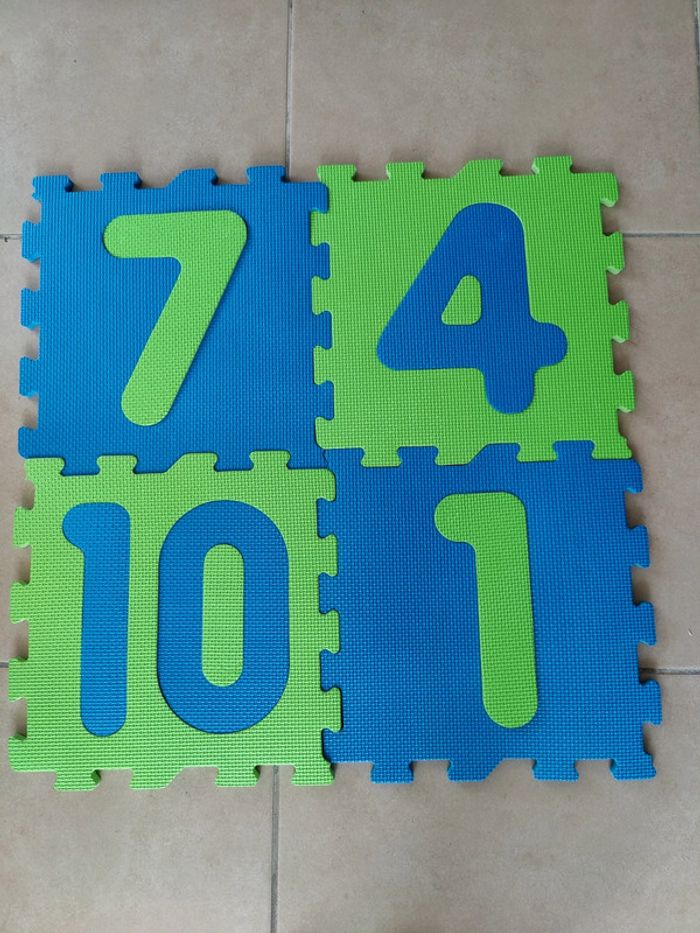 4 pièces de puzzles.