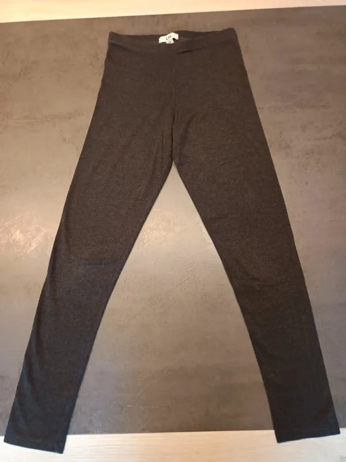 Vends legging gris LH taille 12 ans.