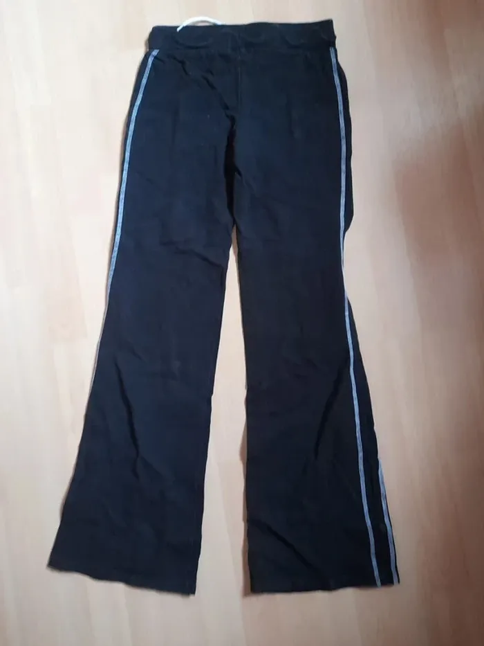 Pantalon de survêtement noir C&A - Taille 16 ans - Bandes latérales et numéro 15 - photo numéro 2