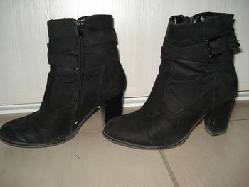 Bottines aspect daim. Pointure 36.
