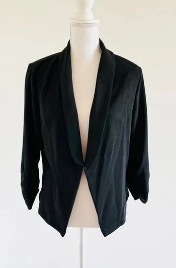 Veste type blazer noir d'une boutique indépendante