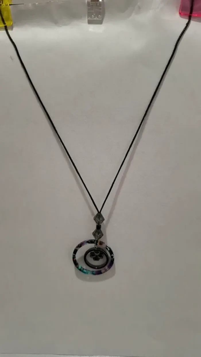 Collier breloques sur cordelette - photo numéro 2