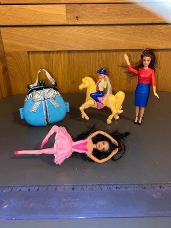 Jouets figurines barbie mc donalds danseuse cavalière cow girl