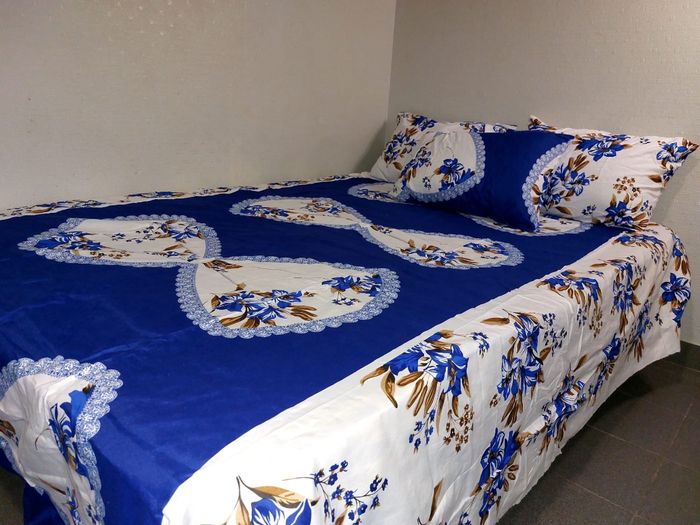 Drap de lit avec 4 taies d'oreiller - photo numéro 2