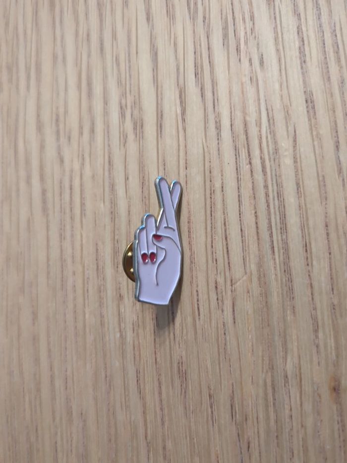 Pin's main de femme - photo numéro 2