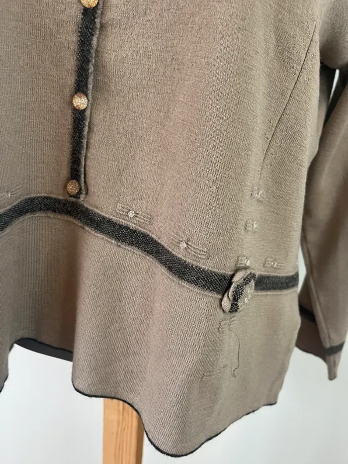 Pull 3/4 marron clair Griffon – fleurs en relief, perles décoratives, laine & acrylique, taille 6 - photo numéro 3