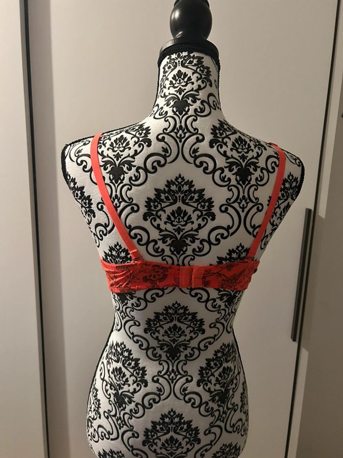 Soutien gorge rose et noir taille 42/95 - photo numéro 2