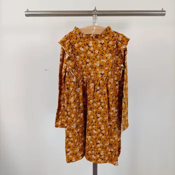 Robe ocre jaune moutarde, manches longues, volants sur le haut Cmt atelier A320