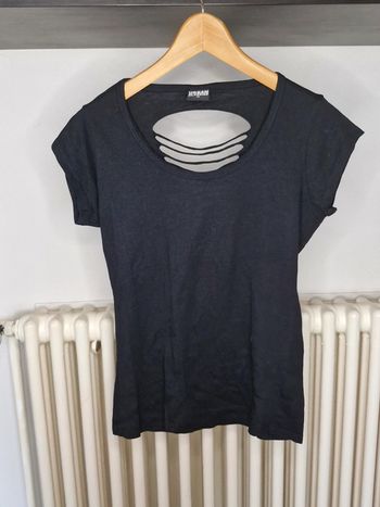 Tee-shirt lacéré dans le dos noir