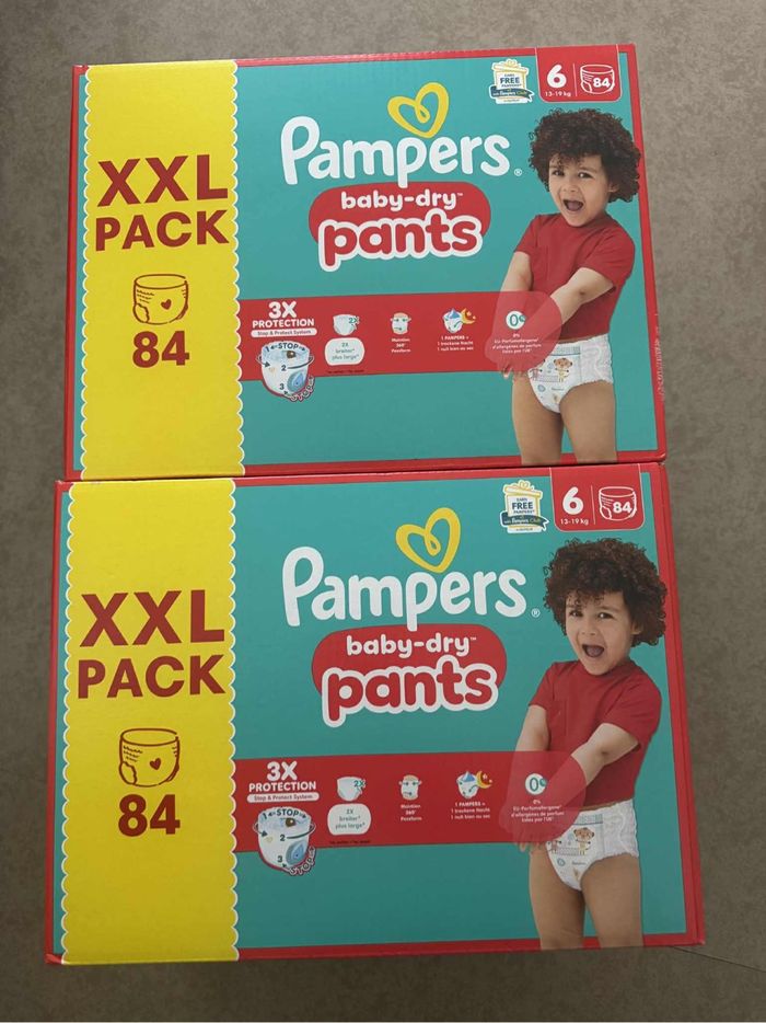 Lot de deux cartons de couches cullote taille 6 pampers