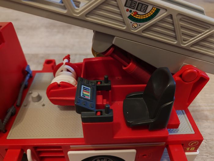 camion grande échelle pompier Playmobil - photo numéro 9