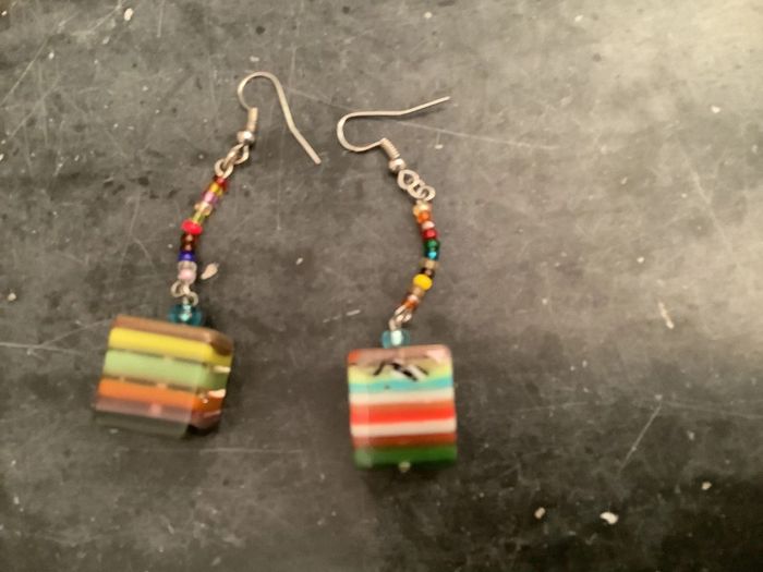 Boucles d’oreilles en résine « Réglisse » créateur Carlos Sobral, vintage, collector, rare