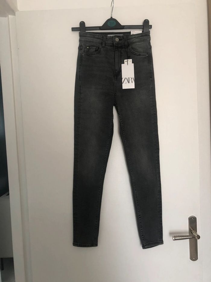 Superbe beau jean taille haute Zara neuf avec étiquette taille 34