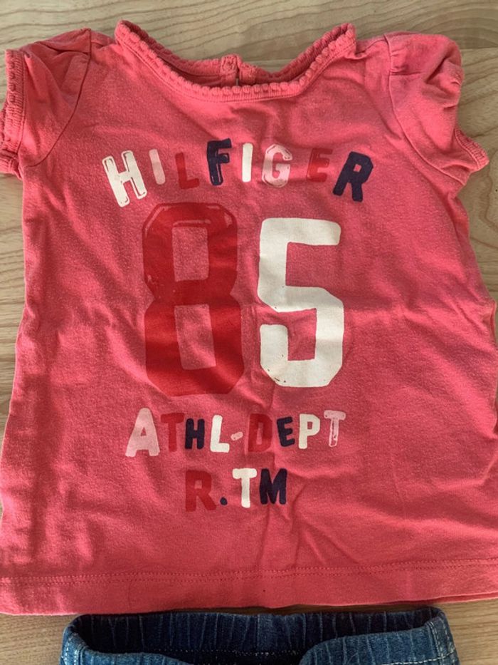 Ensemble jeans + t shirt tommy hilfigher taille 6 mois - photo numéro 2