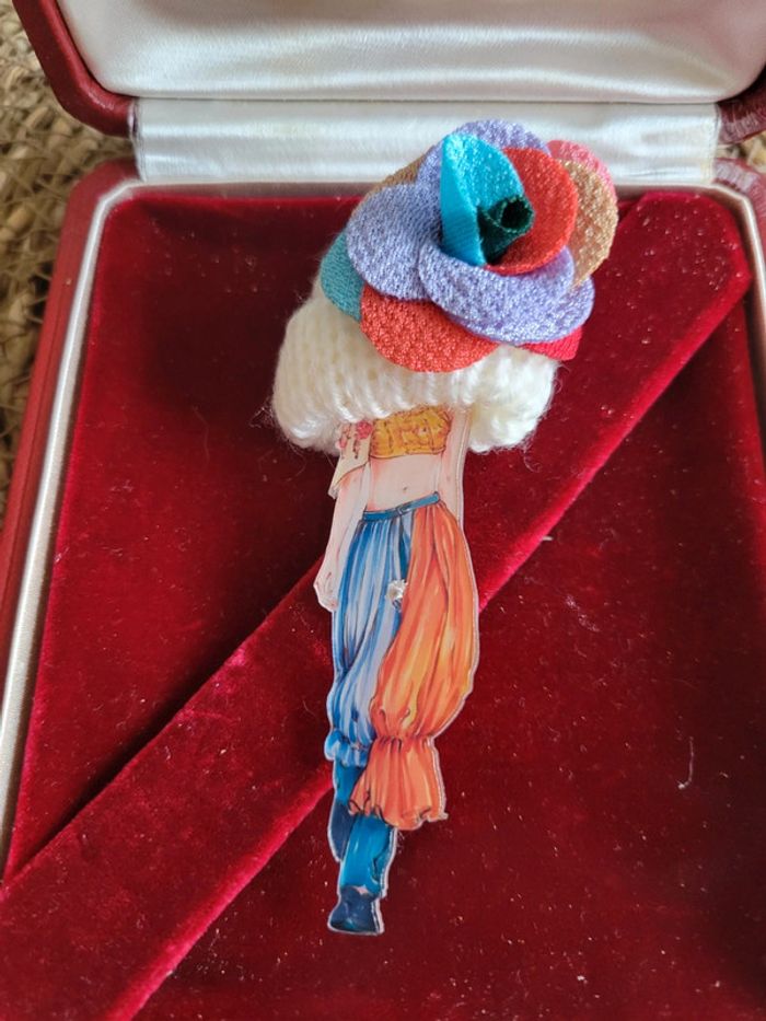 Broche dame a la mode et son bonnet à 🌸