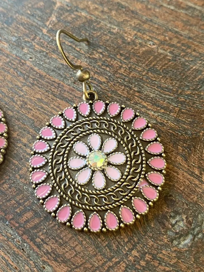 Boucles d’oreilles avec pierres , strass et fleurs - photo numéro 4