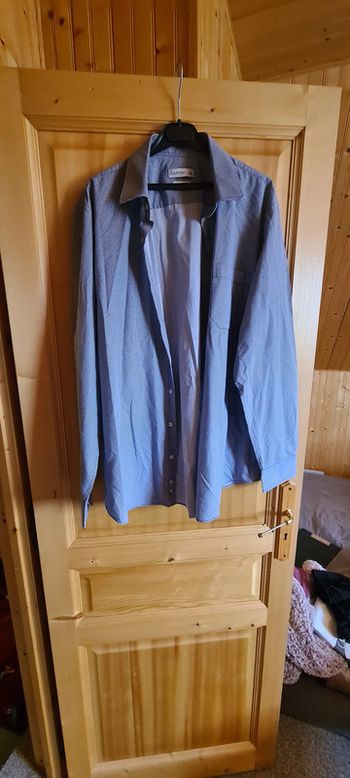 chemise à motif bleu et blanche