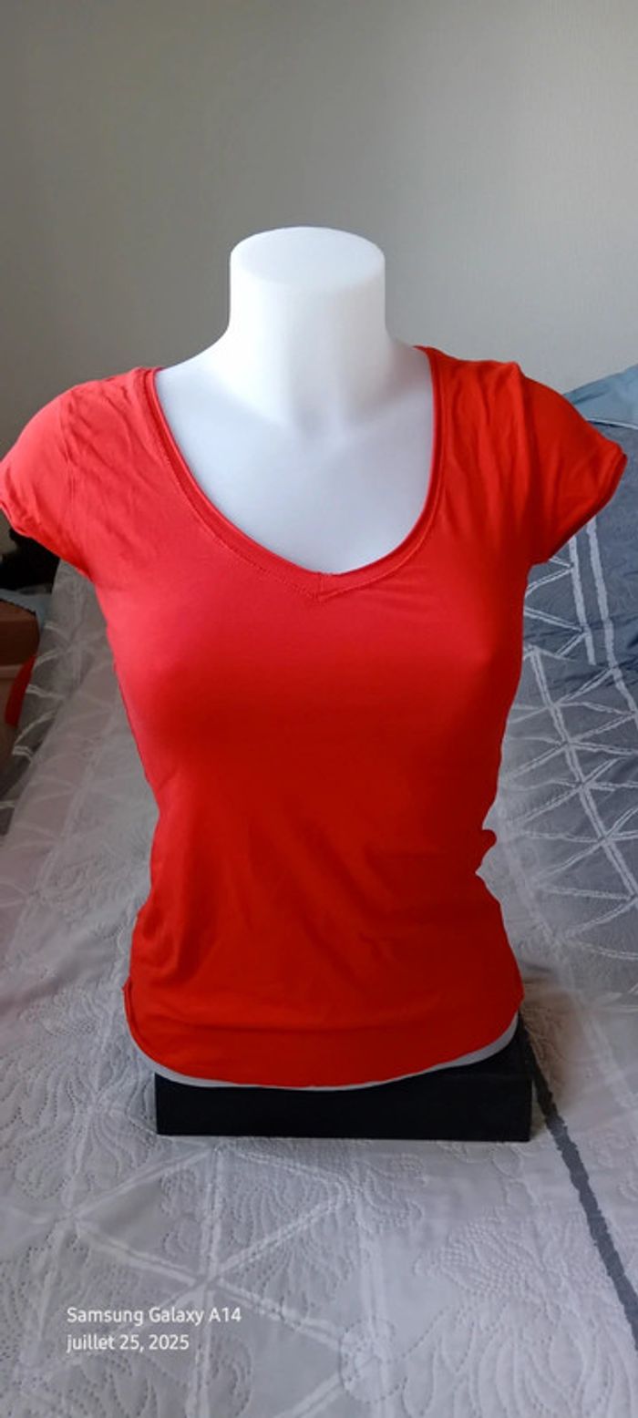 Tee-shirt col V manches courtes moulant rouge orange femme M zara TRF - photo numéro 2