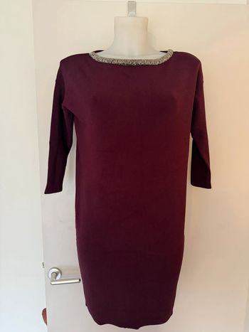 Robe bordeaux avec perles au col Esprit