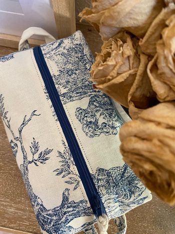 Trousse de toilette en toile de Jouy crème et bleu marine 