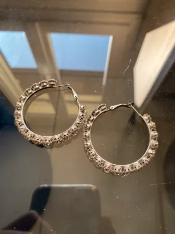 Paire de boucles d'oreilles créoles argenté faux diamants