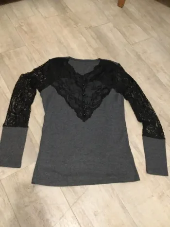 Haut gris et noir