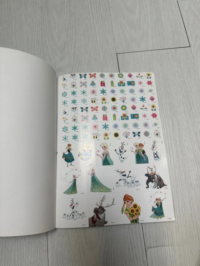 Livre de coloriage à jeux et stickers la reine des neiges neuf - photo numéro 7
