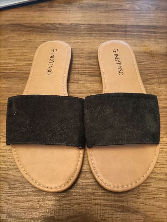 Claquettes uni noir simple