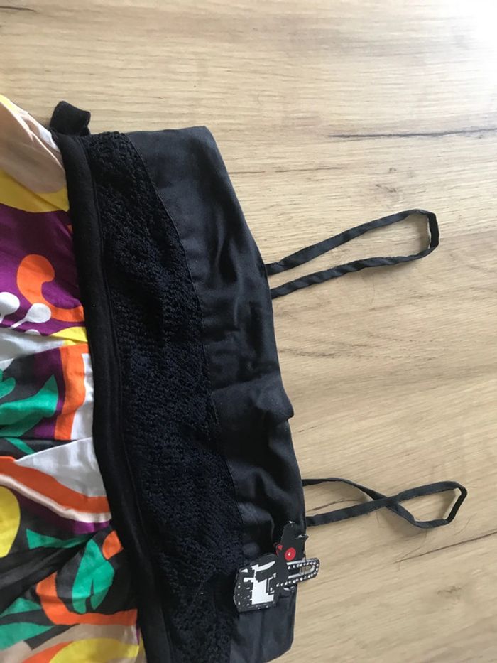 Robe noire fleurie avec bijoux chien - photo numéro 3