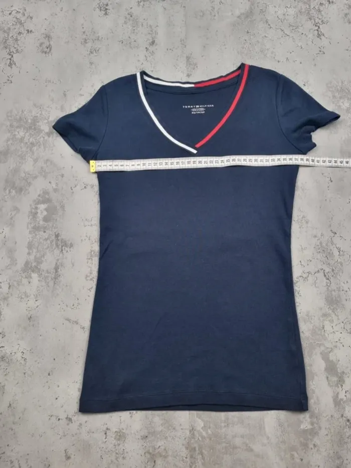 T-shirt Tommy Hilfiger col V bleu marine– Taille XS Femme (mesures en photos) - photo numéro 7