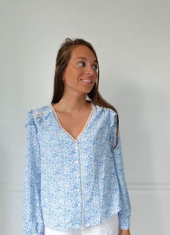 🌟 Blouse à fleurs bleu clair et blanche à volant